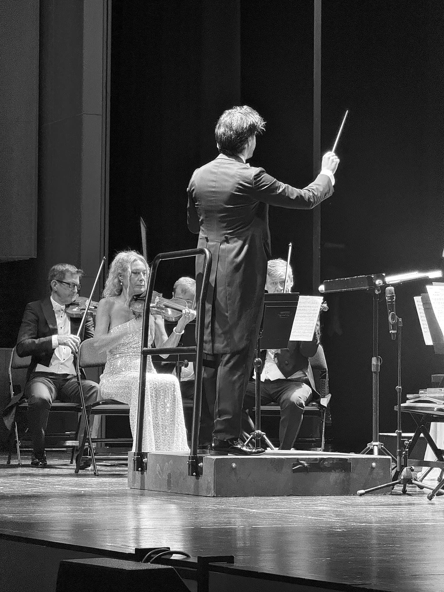 Conductor Sándor Károlyi with the orchestra, Setúbal 2026